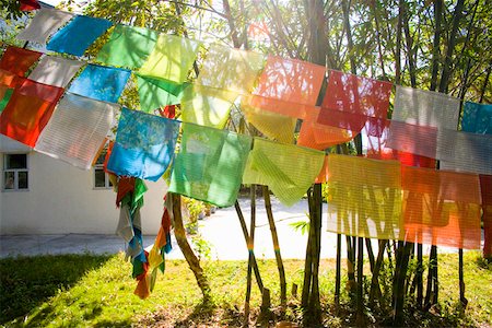 Sunshine through prayer flags at Buddhist monastery Foto de stock - Sin royalties Premium, Código: 673-02140661