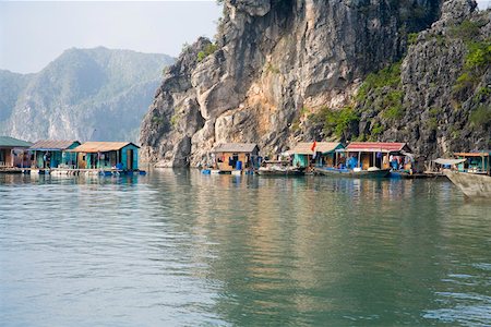 simsearch:673-02140713,k - Floating Vietnamese fishing village at base of cliff Foto de stock - Royalty Free Premium, Número: 673-02140682