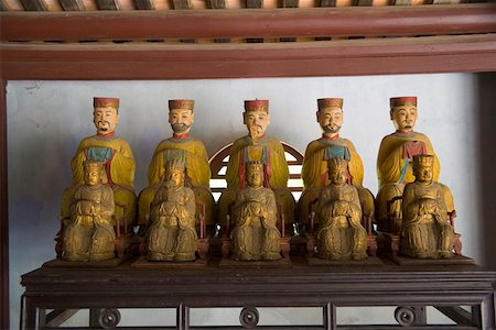 Closeup of statues in Vietnamese pagoda Foto de stock - Royalty Free Premium, Número: 673-02140694