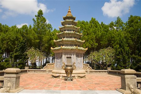 simsearch:673-02140713,k - Vietnamese pagoda on terrace with trees Foto de stock - Royalty Free Premium, Número: 673-02140695