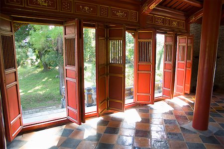 Open doors and gardens at Vietnamese royal tombs Foto de stock - Royalty Free Premium, Número: 673-02140697