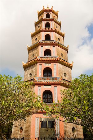 simsearch:673-02140713,k - Vietnamese pagoda with trees and clouds Foto de stock - Royalty Free Premium, Número: 673-02140693