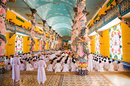 Lignes des nonnes et des moines dans le temple vietnamien Photographie de stock - Premium Libres de Droits, Code: 673-02140720