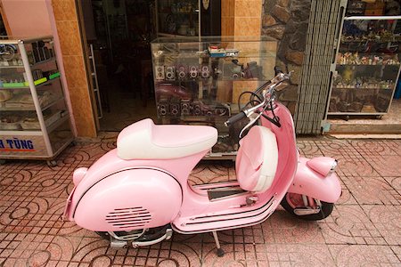 simsearch:673-02140713,k - Pink motorbike parked outside shops Foto de stock - Royalty Free Premium, Número: 673-02140723