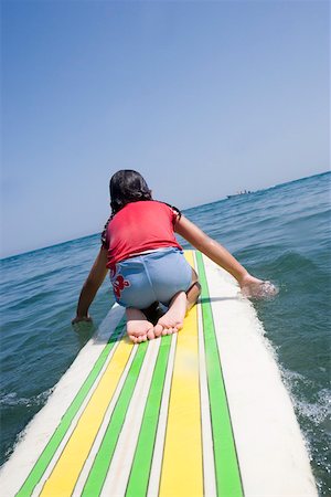 Young girl paddling surfboard Foto de stock - Sin royalties Premium, Código: 673-02140740