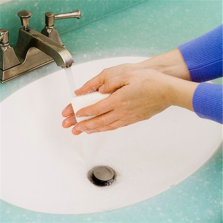 soap sink - Gros plan de se laver les mains dans l'évier de salle de bains Photographie de stock - Premium Libres de Droits, Code: 673-02140759