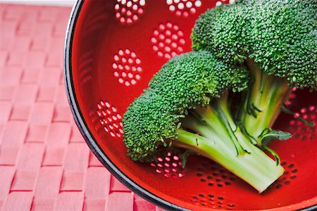 Broccoli crowns in red colander Stock Photo - Premium Royalty-Free, Code: 673-02140831