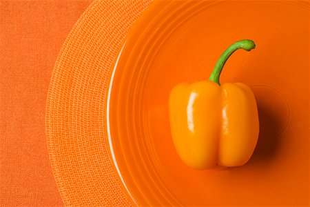 Orange sweet pepper on orange plate Foto de stock - Sin royalties Premium, Código: 673-02140857