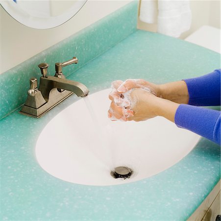 soap sink - Gros plan de se laver les mains dans l'évier de salle de bains Photographie de stock - Premium Libres de Droits, Code: 673-02140927