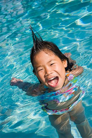 Gros plan d'une fille dans la piscine avec coiffure silly Photographie de stock - Premium Libres de Droits, Code: 673-02140939