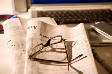 Glasses with newspaper Stock Photo - Premium Royalty-Free, Code: 673-02141370
