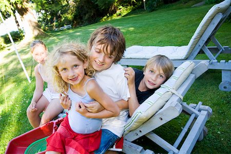 deckchair garden - Enfants jouant dans la cour arrière Photographie de stock - Premium Libres de Droits, Code: 673-02141502