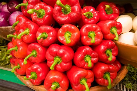 simsearch:6102-03905813,k - Red peppers for sale in supermarket Stock Photo - Premium Royalty-Free, Code: 673-02141527