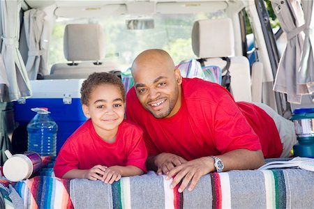 simsearch:673-02141564,k - Père et fils, assis dans le coffre de la voiture avec le matériel de camping Photographie de stock - Premium Libres de Droits, Code: 673-02141544