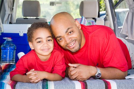 simsearch:673-02141444,k - Father and son sitting in trunk of car with camping gear Foto de stock - Royalty Free Premium, Número: 673-02141546