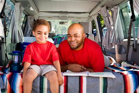 simsearch:673-02141564,k - Père et fils, assis dans le coffre de la voiture avec le matériel de camping Photographie de stock - Premium Libres de Droits, Code: 673-02141542