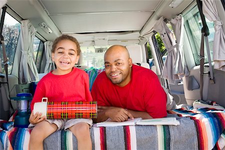 simsearch:673-02141564,k - Père et fils, assis dans le coffre de la voiture avec le matériel de camping Photographie de stock - Premium Libres de Droits, Code: 673-02141543