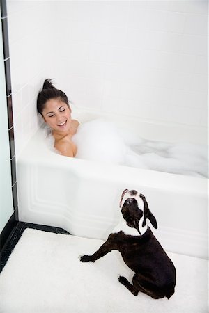 Dog sitting near woman in bathtub Foto de stock - Sin royalties Premium, Código: 673-02141593