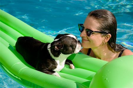 Dog licking woman’s face in pool Foto de stock - Sin royalties Premium, Código: 673-02141661