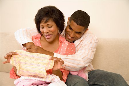 simsearch:673-02143137,k - Couple examining baby clothes Fotografie stock - Premium Royalty-Free, Codice: 673-02141694