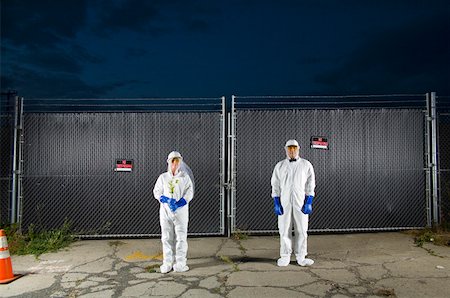 Personnes en costume de biohazard debout à l'extérieur de la barrière de sécurité Photographie de stock - Premium Libres de Droits, Code: 673-02141804