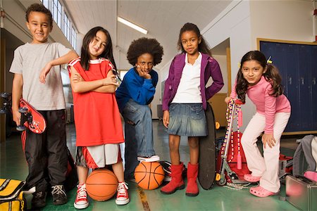 Groupe d'étudiants avec des équipements sportifs dans le couloir Photographie de stock - Premium Libres de Droits, Code: 673-02141955