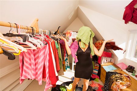 desorganizado - Woman looking for something to wear in closet Foto de stock - Sin royalties Premium, Código: 673-02142017