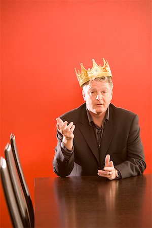 Businessman wearing gold crown in conference room Foto de stock - Sin royalties Premium, Código: 673-02142071