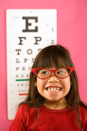 sehtafel - Mädchen tragen Brille vor dem Auge chart Stockbilder - Premium RF Lizenzfrei, Bildnummer: 673-02142109