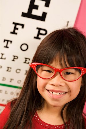 simsearch:673-02142200,k - Mädchen tragen Brille vor dem Auge chart Stockbilder - Premium RF Lizenzfrei, Bildnummer: 673-02142116
