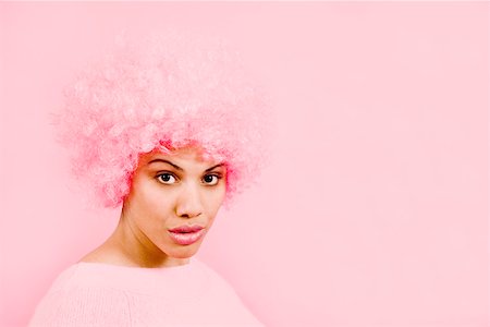 simsearch:673-02142185,k - Portrait of woman wearing pink wig Fotografie stock - Premium Royalty-Free, Codice: 673-02142189