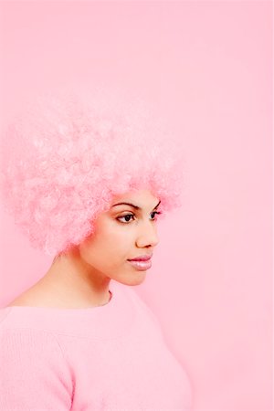 simsearch:673-02142185,k - Studio shot of woman wearing pink wig Fotografie stock - Premium Royalty-Free, Codice: 673-02142195