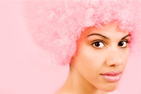 simsearch:673-02142185,k - Portrait of woman wearing pink wig Fotografie stock - Premium Royalty-Free, Codice: 673-02142196