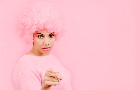 simsearch:673-02142185,k - Woman wearing pink wig and pointing Fotografie stock - Premium Royalty-Free, Codice: 673-02142191