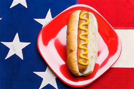 patriotico - Hot dog, assis sur la nappe de drapeau américain Photographie de stock - Premium Libres de Droits, Code: 673-02142350