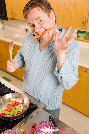 Homme qui joue avec la nourriture pendant la cuisson Photographie de stock - Premium Libres de Droits, Code: 673-02142386
