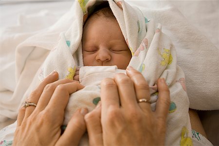 Mother swaddling newborn infant Foto de stock - Sin royalties Premium, Código: 673-02142651