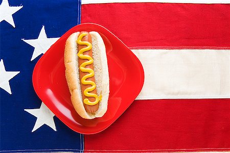 place setting lunch - Hot dog on American flag tablecloth Stock Photo - Premium Royalty-Free, Code: 673-02142710