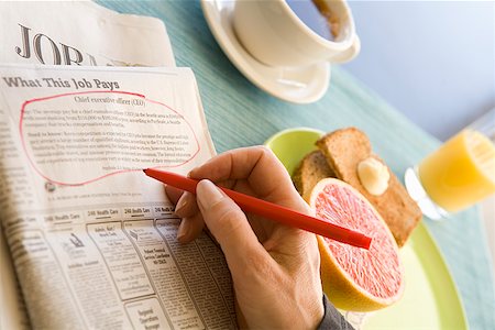 Circled classified ad next to breakfast Foto de stock - Sin royalties Premium, Código: 673-02142779