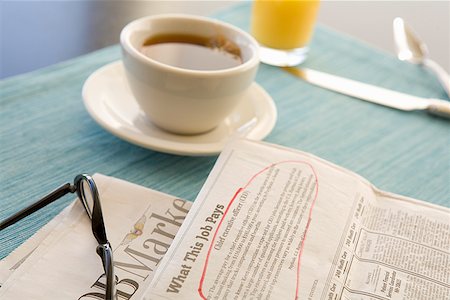 Circled classified ad next to coffee cup Foto de stock - Sin royalties Premium, Código: 673-02142781