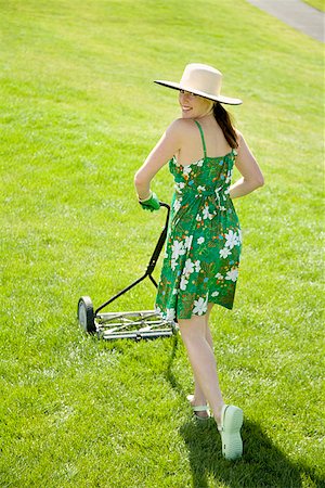 Woman pushing lawn mower Foto de stock - Sin royalties Premium, Código: 673-02142829