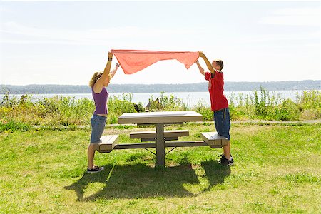 simsearch:673-02142958,k - Boy and girl placing table cloth on picnic table Fotografie stock - Premium Royalty-Free, Codice: 673-02142883