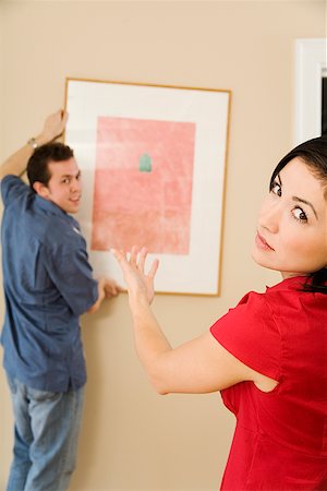 simsearch:673-02142010,k - Hispanic couple hanging picture Stock Photo - Premium Royalty-Free, Code: 673-02143021