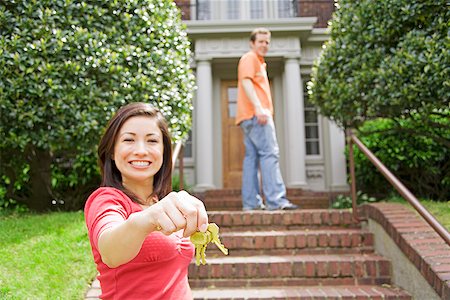 Couple hispanique en face de la maison neuve Photographie de stock - Premium Libres de Droits, Code: 673-02143032