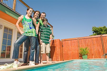 simsearch:640-01362311,k - Family next to swimming pool Foto de stock - Royalty Free Premium, Número: 673-02143064