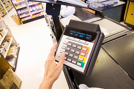 person paying cash in supermarket - Personne utilisant la machine de transaction de carte de debit Photographie de stock - Premium Libres de Droits, Code: 673-02143092
