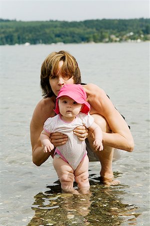 simsearch:673-02216292,k - Bébé holding mère dans l'eau Photographie de stock - Premium Libres de Droits, Code: 673-02143319
