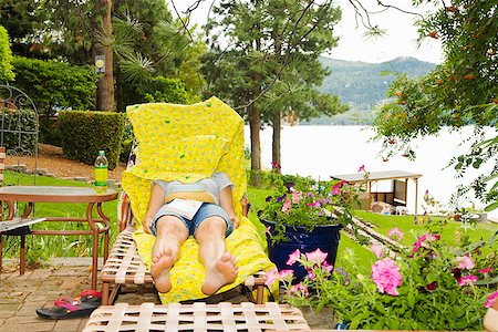 deckchair garden - Femme en chaise longue avec couverture sur le visage Photographie de stock - Premium Libres de Droits, Code: 673-02143335