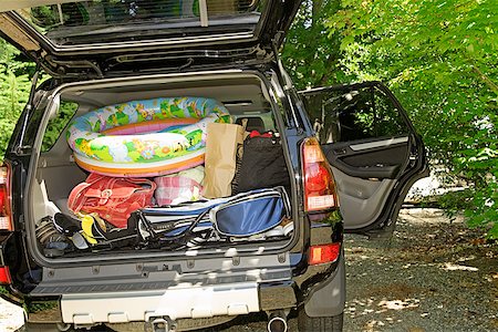 Rear view of truck packed for vacation Stock Photo - Premium Royalty-Free, Code: 673-02143343