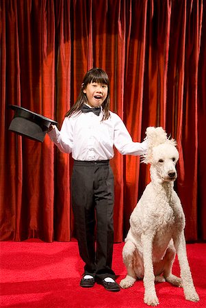 red curtains - Fille asiatique avec un chapeau haut de forme et de chien sur scène Photographie de stock - Premium Libres de Droits, Code: 673-02143350